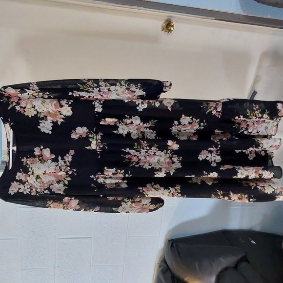 Dresses & Skirts - Floral Long Sleeve Dress